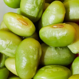 grüne Edamame liegen übereinander.