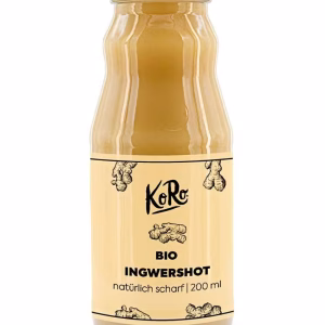 Eine Flasche Ingwershot steht vor weißem Hintergrund