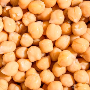 Kichererbsen liegen verteilt, Detailansicht