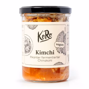 Ein Glas veganes Kimchi steht vor weißem Hintergrund mit einem schwarzen Deckel