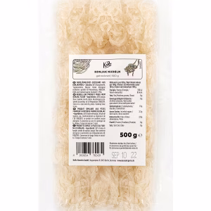 Eine Packung Konjaknudeln steht vor weißem Hintergrund