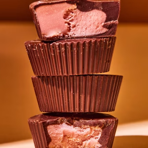 Bio Nut Butter Cups zwei ganze und zwei halbe stehen übereinander