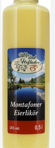 Eine Flasche Montafoner Eierlikör steht vor einem weißen Hintergrund. Die Schrumpfhülse ist schwarz.